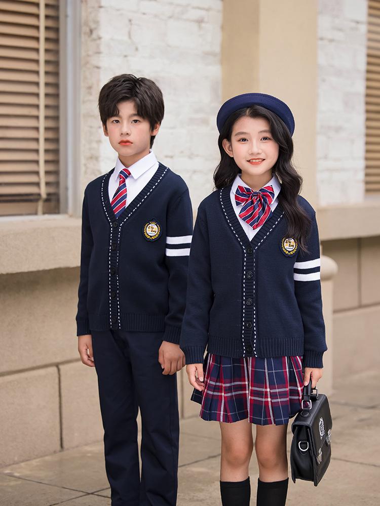 Britischer Stil Akademie Schuluniform Set: Kinderstrickjacke und dreiteilige Kindergartenlehrer-Pullover-Uniform.