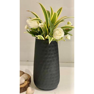 Metall-Blumenvasen für Heimdekoration und Wohnzimmer, Vintage-Dekor, Antikes Dekor für die Heimdekoration, Schwarze texturierte Oberfläche (10 x 10 x 22 cm)