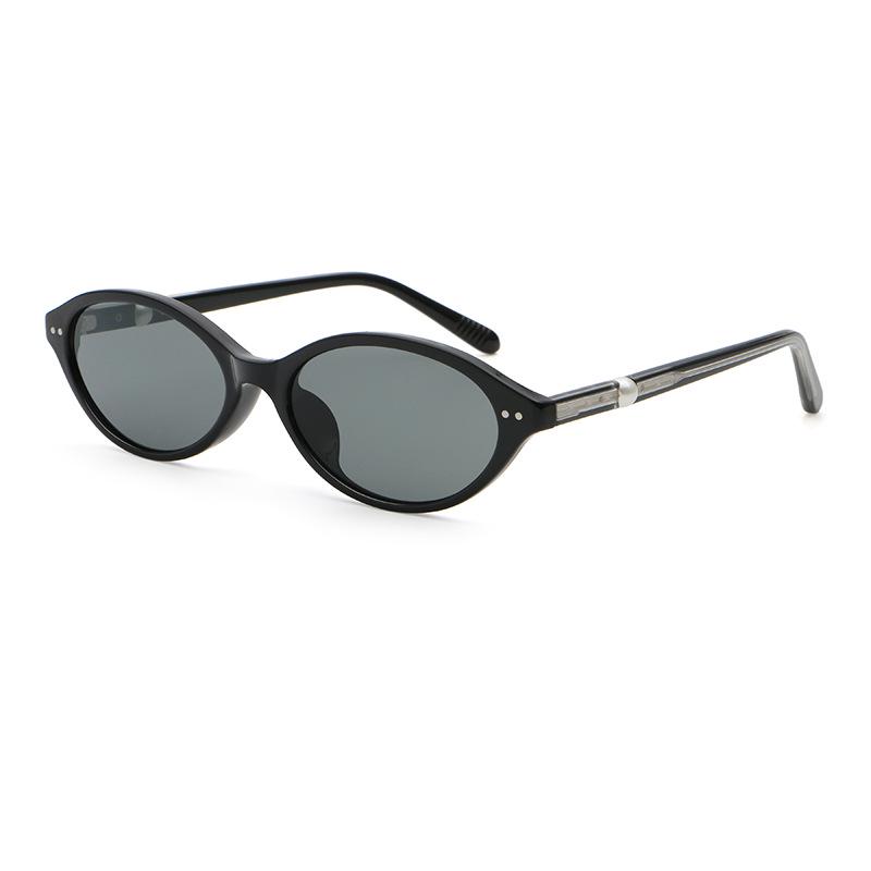 Elegant Unisex Cat-Eye Sunglasses: Oval Frame with UV Protection, Old Money Style