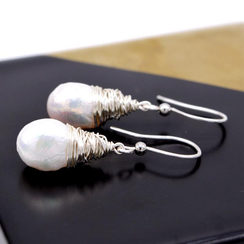 Malé ručně vyráběné náušnice Bílé přírodní barokní perlové náušnice Stříbrná nit Ruční výroba Jedinečné stříbrné náušnice Dámské náušnice