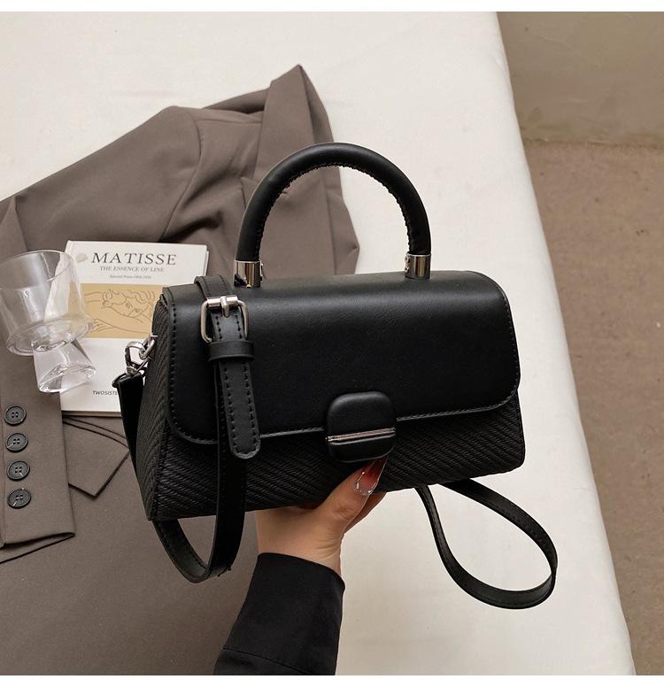 

Processing custom portable small square bag women s Korean texture commuter messenger bag foreign style fashion niche solid color shoulder bag