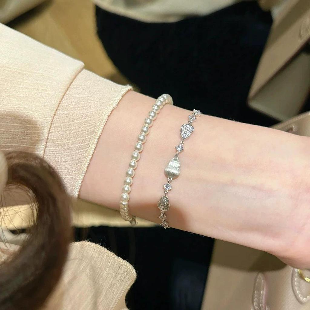 Exquisite Light Luxury Chinese Tassel Bracelet with Diamond Accents
