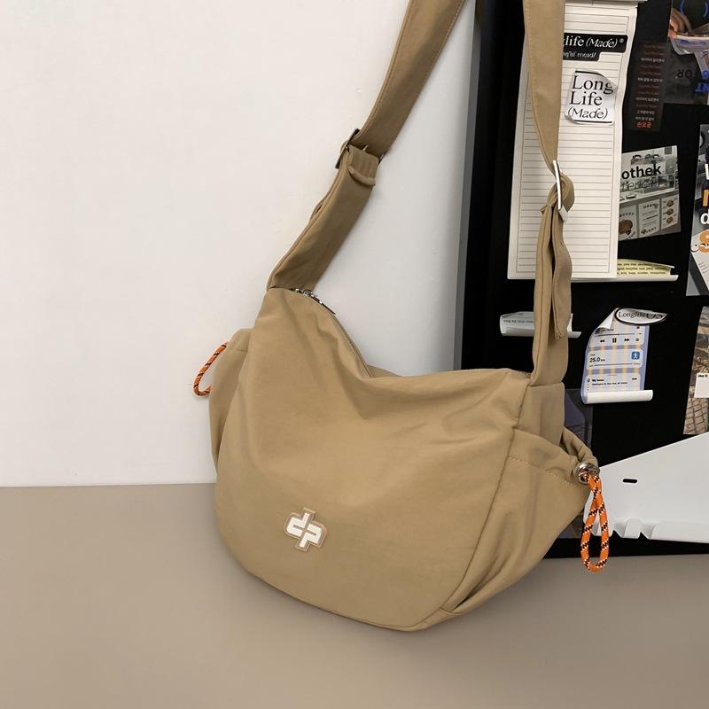 

У Флауэрс и подростков одинаковые спортивные сумки-мессенджеры, мужские и женские дорожные сумки, сумки-пельмени через плечо и женские студенческие рюкзаки.