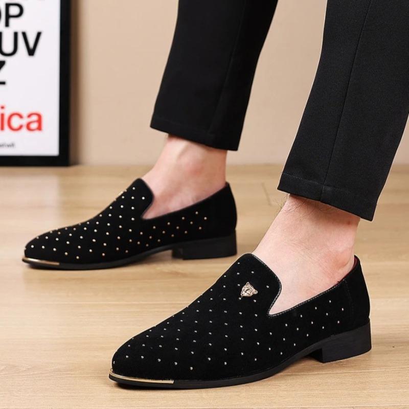 Men Shoes Fashion Suede Casual Shoes Designer Rivet Loafers Pointe Business Shoes for Men Luxury Party Dress Shoe Zapatos Hombre