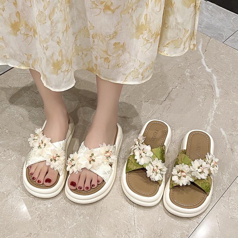 Beautiful pearl flower slippers female summer wear 2025 new fairy wind soft bottom one-word thick bottom beach sandals