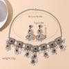 Moda europea y americana retro con forma de flor hueca de perla temperamento exagerado conjunto de collar y pendientes metal plateado antiguo conjunto de joyería