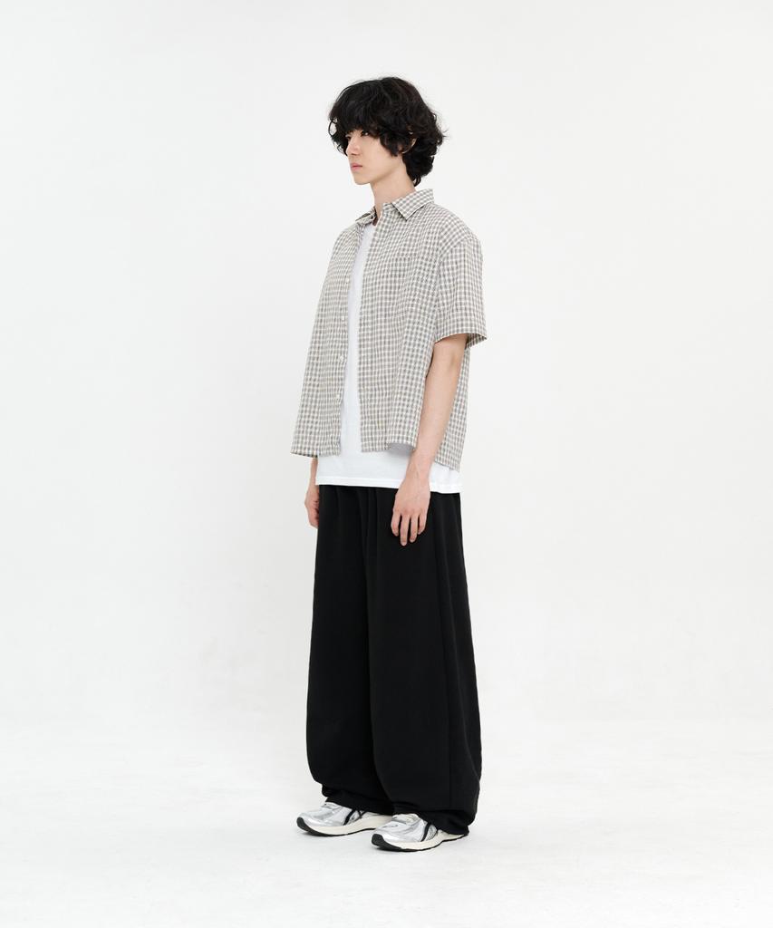 SIGNATURE Double-Tuck Wide Training Pants [Black]