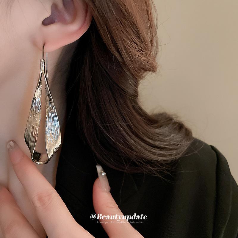 Cold metal feeling, water droplets, leaves, ear hooks, earrings, European and American exaggerated niche temperament, Internet celebrity earrings