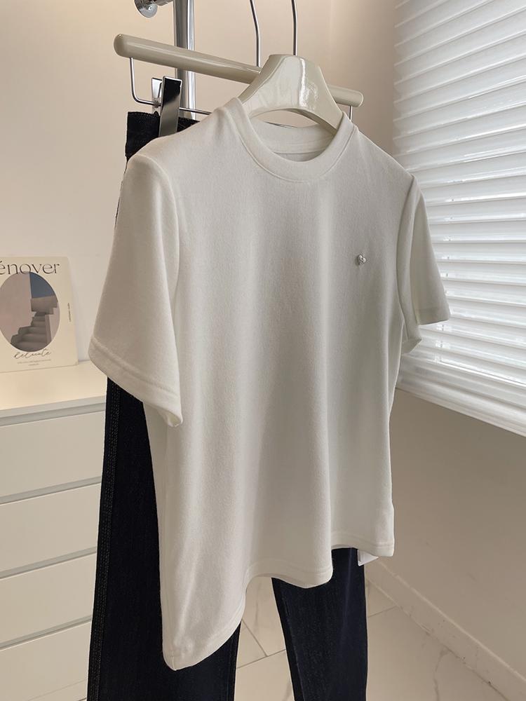 

Корейская минималистичная футболка с вышивкой сердца, с коротким рукавом – Новинка 2025, весенне-осенняя повседневная футболка с приспущенным плечом для женщин M белый