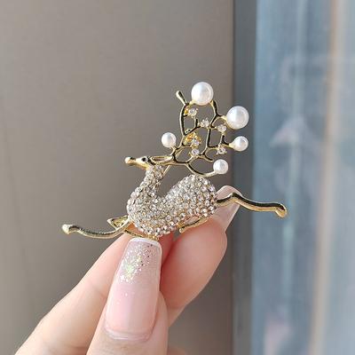 Damen High-End Perle Strass Hirsch Brosche Anti-Licht Vielseitige Pullover Jacke Tier Anstecknadel Weihnachten Korsage Accessoires