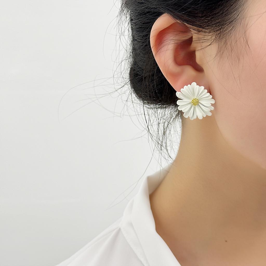 Lovely Spring Summer Daisy Flower Earrings For Women Korean Jewelry 2025 Trendy Sweet Blossom Stud Earrings Jewelry Gifts