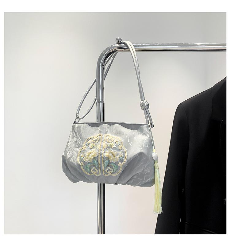 

New Chinese women s bag 2025 new summer foreign style versatile commuter shoulder messenger bag national style beaded small bag срібний