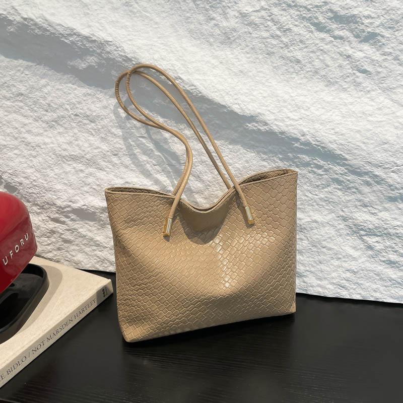 Retroinspired Pu Tote Bag For Women With Woven Detail And Soft Structure For Work