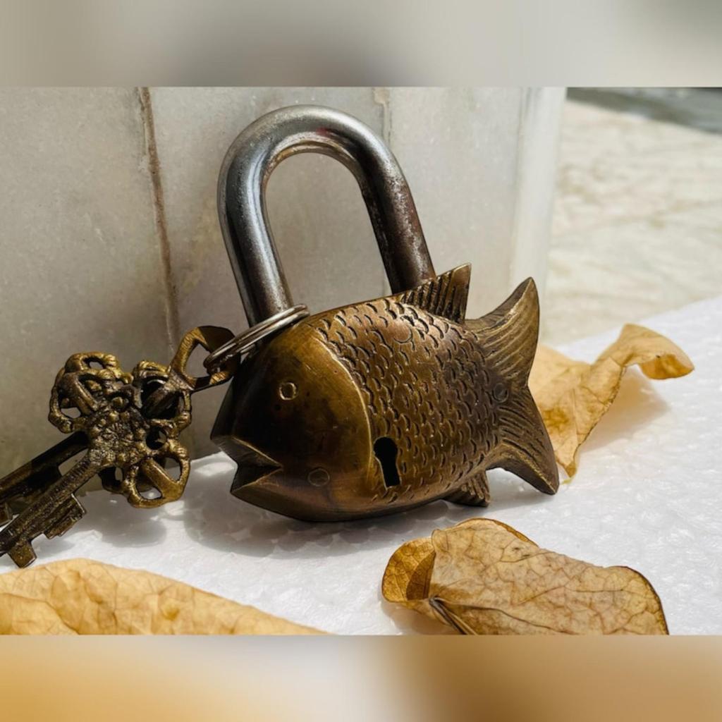 Lacăt din alamă cu design de pește și chei: Lucrat manual, Unic și Funcțional – O Soluție de Securitate Fermecătoare.