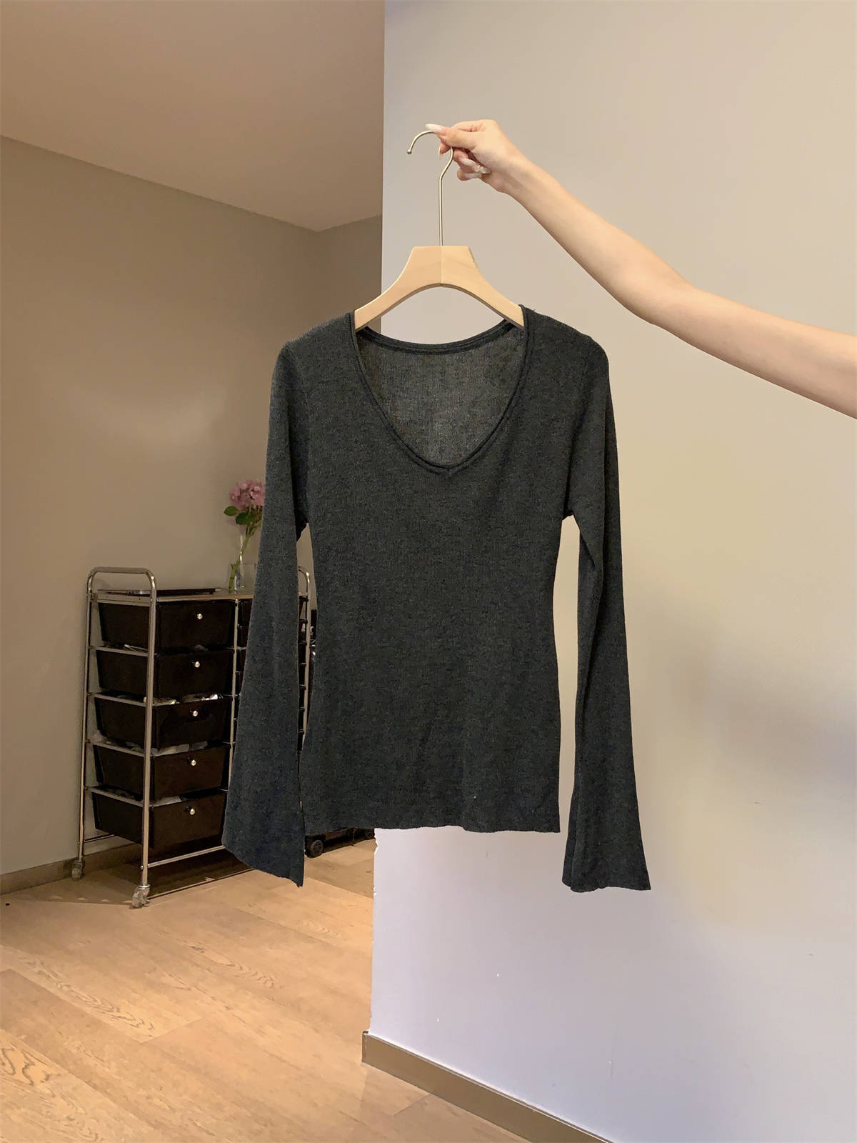 

Temperament collar collarbone flared sleeve knitted long-sleeved t-shirt women s autumn spice girl slim-fit solid color bottoming shirt with top L темно-серого