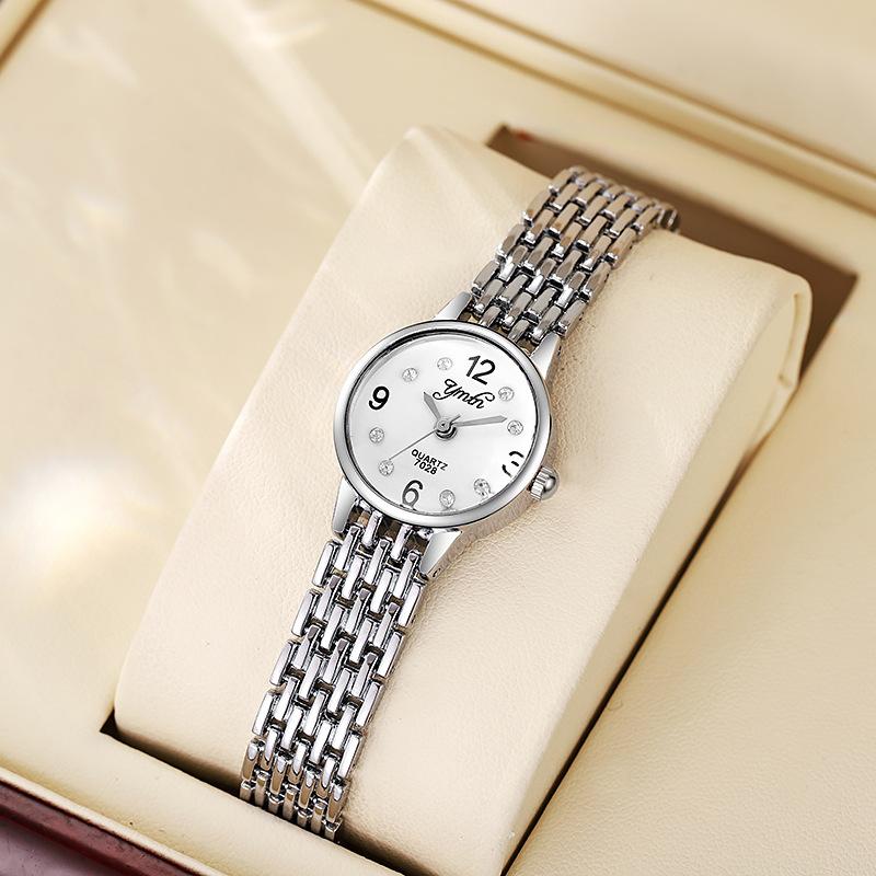 Diese Mini-Damenuhr mit kleinem Zifferblatt ist modisch, schlicht und vielseitig.. Es ist eine Quarzuhr im koreanischen Stil mit einem literarischen Flair.