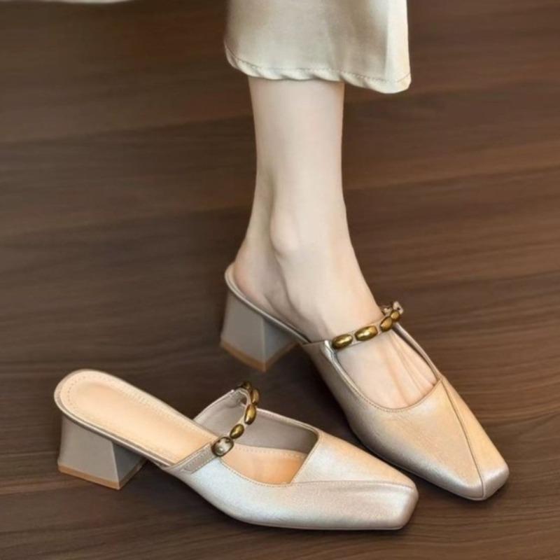 Mode Blockabsatz Baotou Liangtuo Damenmode Eckige Zehenpartie Flacher Ausschnitt Metallschnalle Ein Riemen Rutschfest Kitten Heel Schuhe