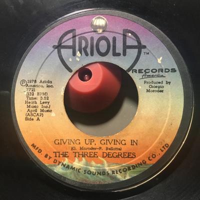 7inch Record THREE DEGREES - Giving Up, Giving In 7721 Ariola Records  1978 Jamaica Pop Used