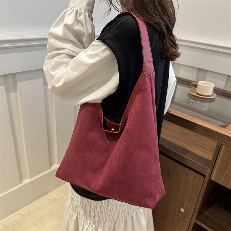 Street Style Large Tote Bag For Women With Soft Structure And Magnetic Flap Closure For Everyday Carry