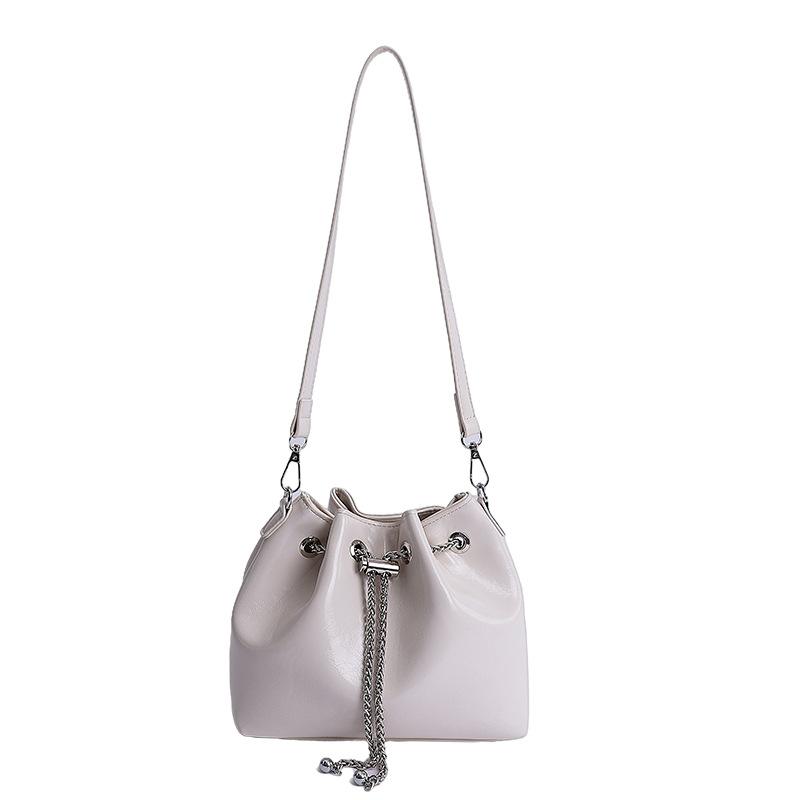 2025 pumping belt new fashionable solid color chain bucket bag simple casual retro large capacity shoulder messenger bag tide
