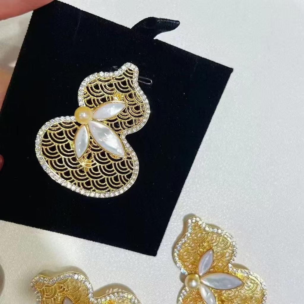 Retro Chinese Hollow Gourd Brooch with Pearls & Shells Gold-Plated Pin Corsage