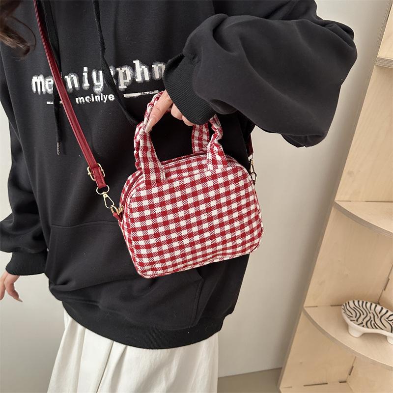 Trend Fashion Shoulder Winter 2025 New Popular Contrasting Bag Simple Oblique Span Niche Commuter Small Square Bag