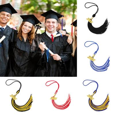 Strapček na promočnú čiapku s príveskom s rokom 2025, dostupné rôzne farby, color-blocking štýl, dĺžka 40 cm, strapček na čiapku na promócie v škole