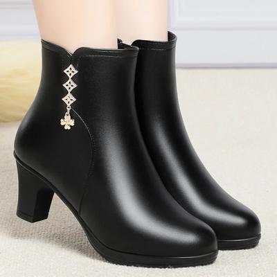 Women's Autumn Winter New Short Boots Outdoor Nonslip Leather Shoes Velvet Softsoled Cotton Boots Casual Fashion Ladies Footwear