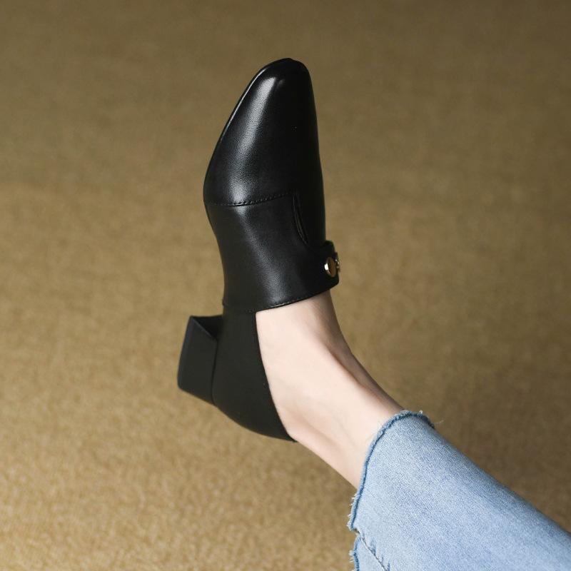 

Туфли женские с круглым носком и глубоким горлом, средний каблук, весна и осень, новый первый слой, заклепки, модные туфли из кожи на низком каблуке для женщин 42 чёрный