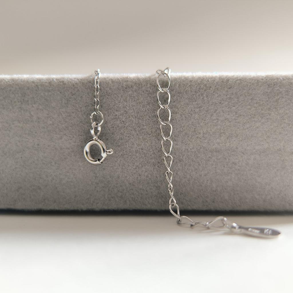 Серебряное колье с фианитами, вес изделия 2,77 гр (2209010)
