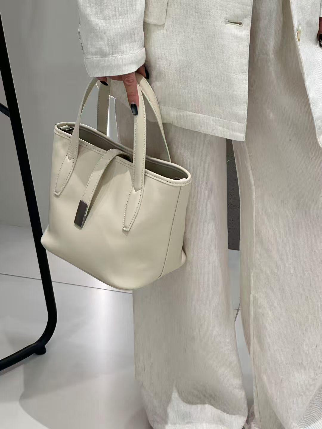 

Women s Large-Capacity Genuine Leather Bucket Bag: Fashionable, Versatile, Exquisite Single-Shoulder and Handheld Design 21cm Length x 16cm Width x 19cm Height