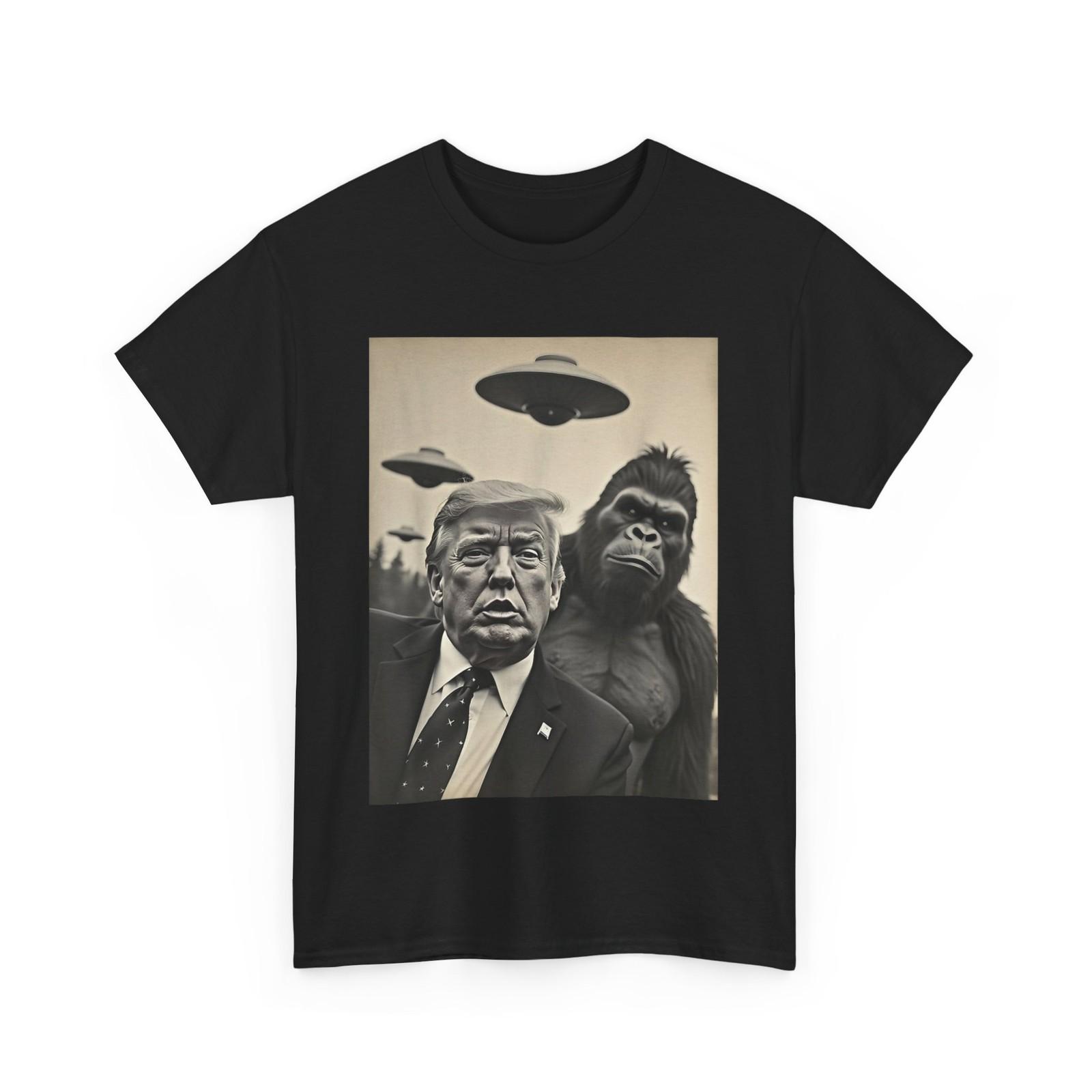Funny trump bigfoot Selfie with UFOs Weird Alien T-Shirt Mens Womens Tees Top 4XL