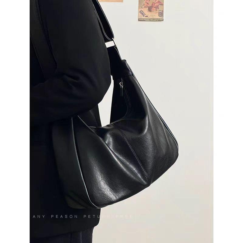 

Large capacity retro bag women s autumn and winter new fashion versatile shoulder bag student class commute tote messenger bag чорний