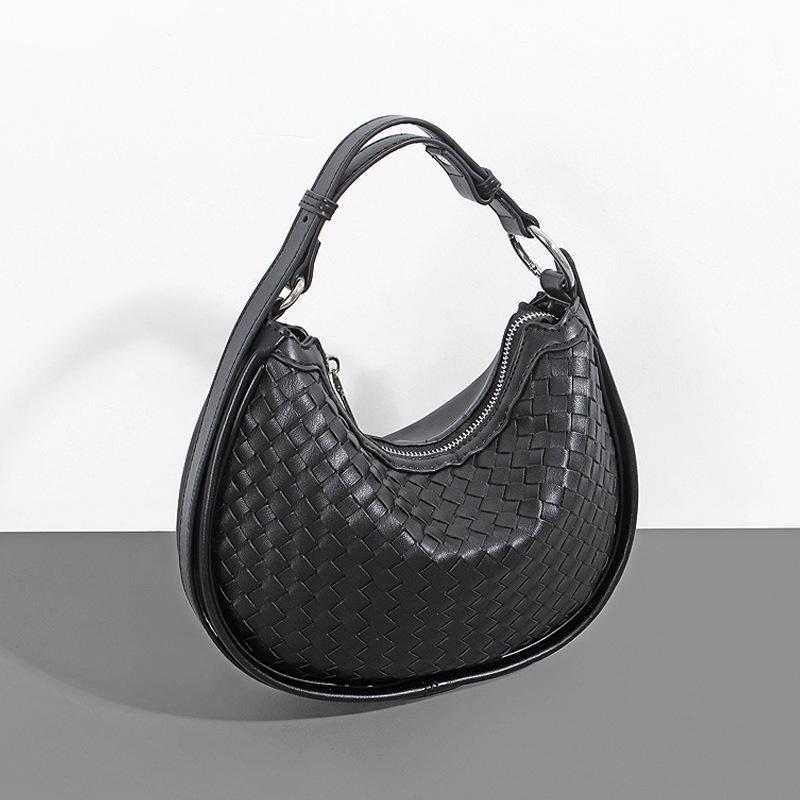 

New Hand Woven Dumpling Shoulder Bag, Niche Trend Temperament, Underarm Bag, Large Capacity, Light Luxury, Versatile Bag for Women 26*6*20cm чёрный
