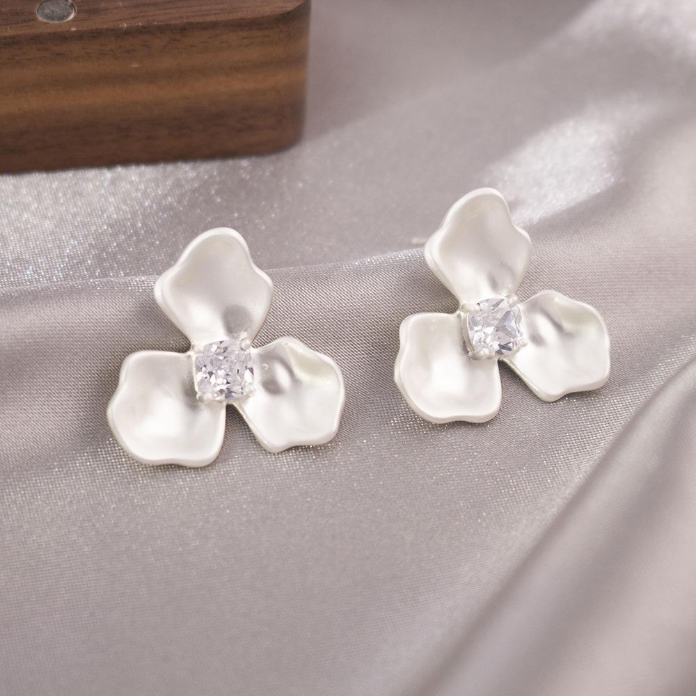 Light Luxury Exquisite Micro-inlaid Zircon Flower Earrings Elegant High-end Pearl Stud Earrings Niche Design Temperament Earrings