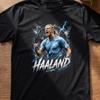 Maglietta Haaland Design per Fan di Calcio, T-shirt Unisex Gildan 64000, Regalo Sportivo per Fan, Maglia da Calcio Streetwear con Look da Poster Art Moderno
