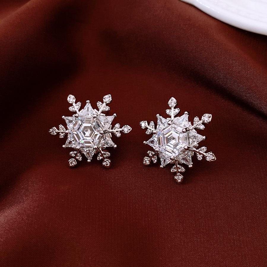 

Real Gold Electroplated Silver Needle Inlaid Zircon Hexagonal Snowflake Earrings Niche Cold Wind Earrings Versatile High-end Earrings