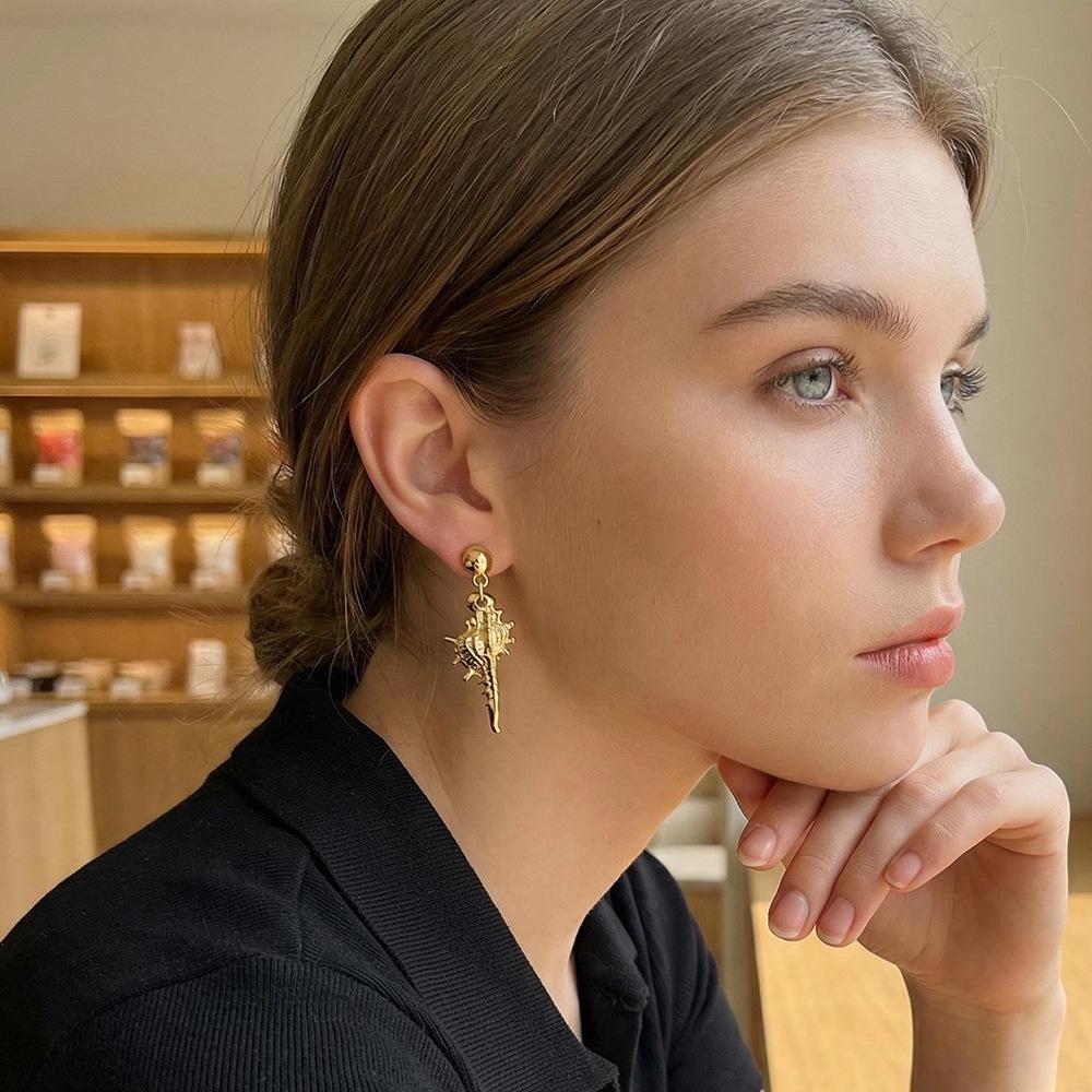 Stylish Gold Conch Star Pendant Earrings: Retro Chic Ear Clips for Girls