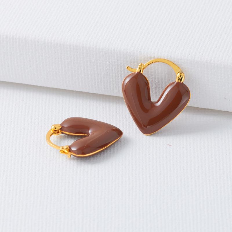 

French autumn and winter retro Maillard style love enamel earrings earrings light luxury high sense hot sale темно-коричневого кольору
