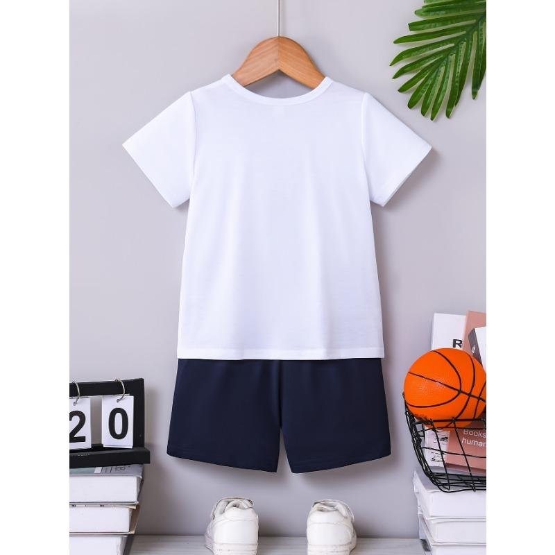 Set 2 buc. de vară casual pentru băieți, cu tricou cu gât rotund și imprimeu de baschet și pantaloni scurți, croială normală, mânecă scurtă, pulover cu pantaloni scurți asortați