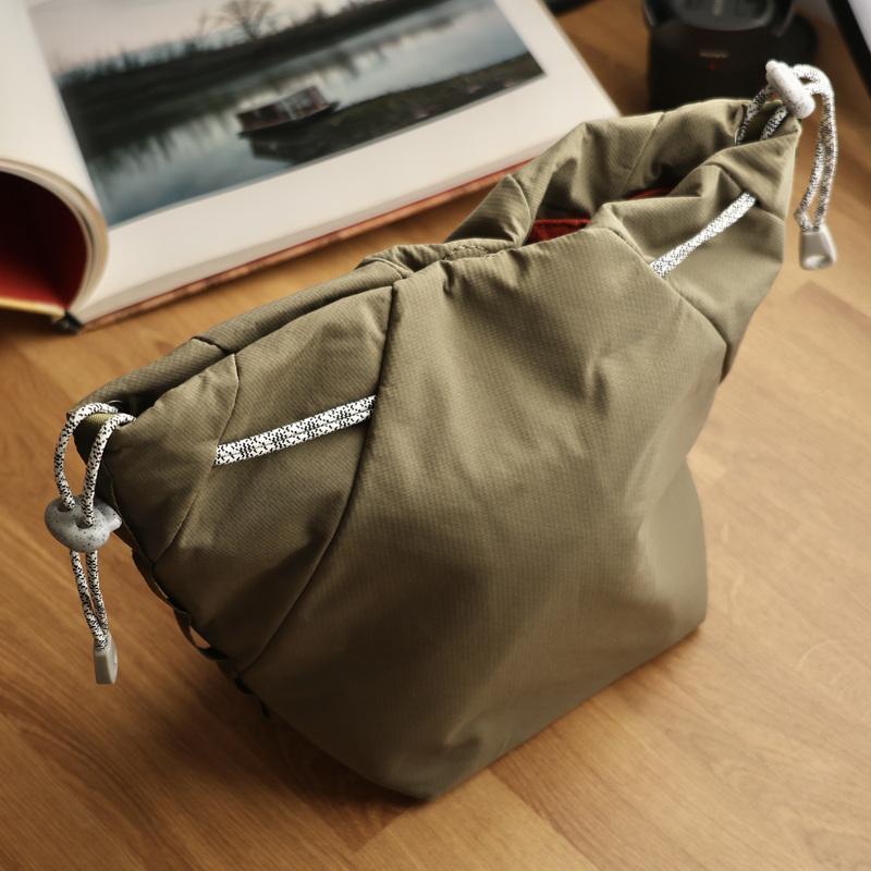 Borsa a tracolla per fotocamera DSLR e Mirrorless Backpacker M21 con custodia interna protettiva con coulisse