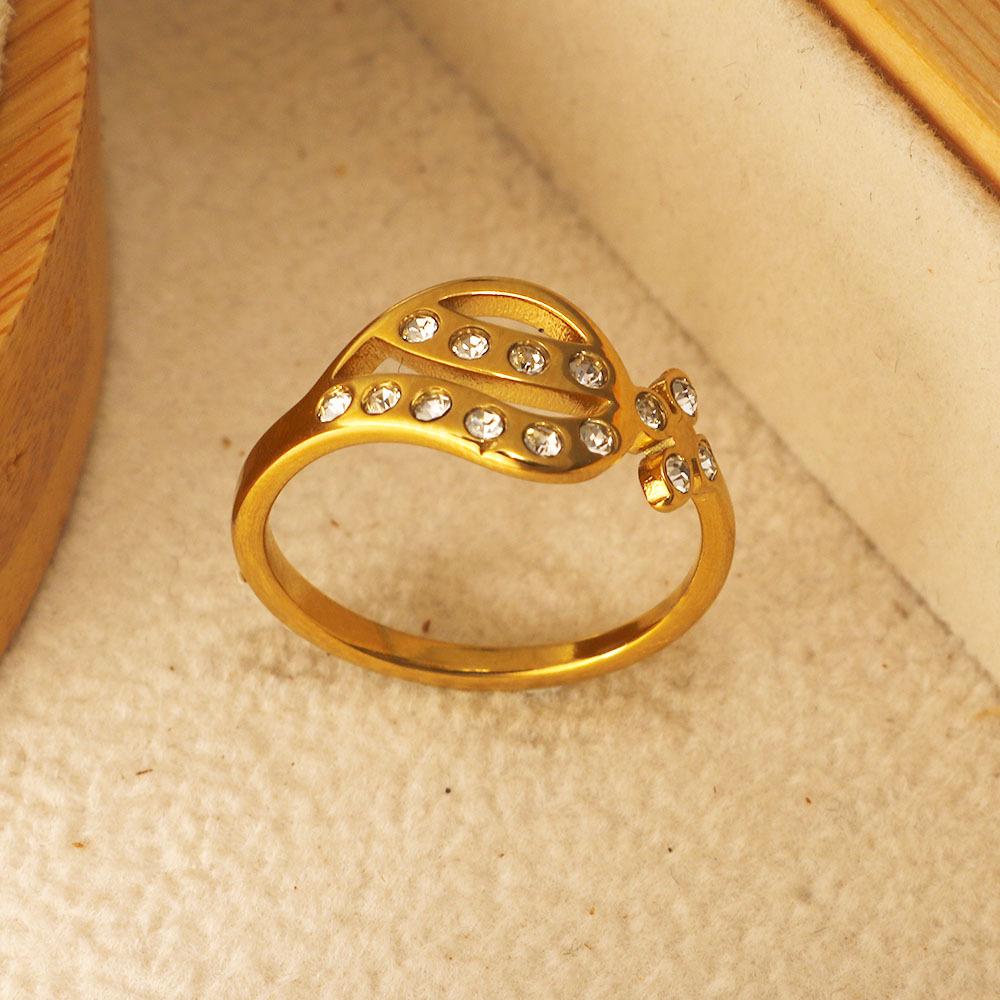 18K Gold-Plated Sparkling Four-Leaf Clover Diamond Titanium Steel Ring - Fashionable, Casual Women's Jewelry, Simple Middle Finger Design.