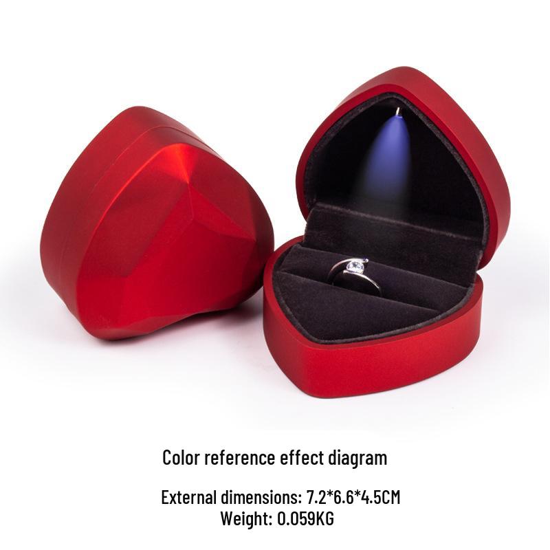 Elegant hjerteformet smykkeskrin med LED-lys for ring eller halskjede.