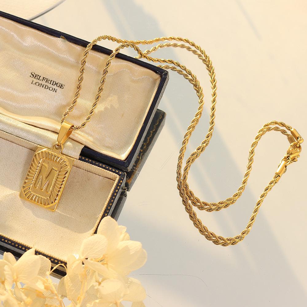 Qiong Yao Hip Hop 26-Letter Square Pendant Necklace, Clavicle Chain, 18K Gold Plated Titanium Steel.