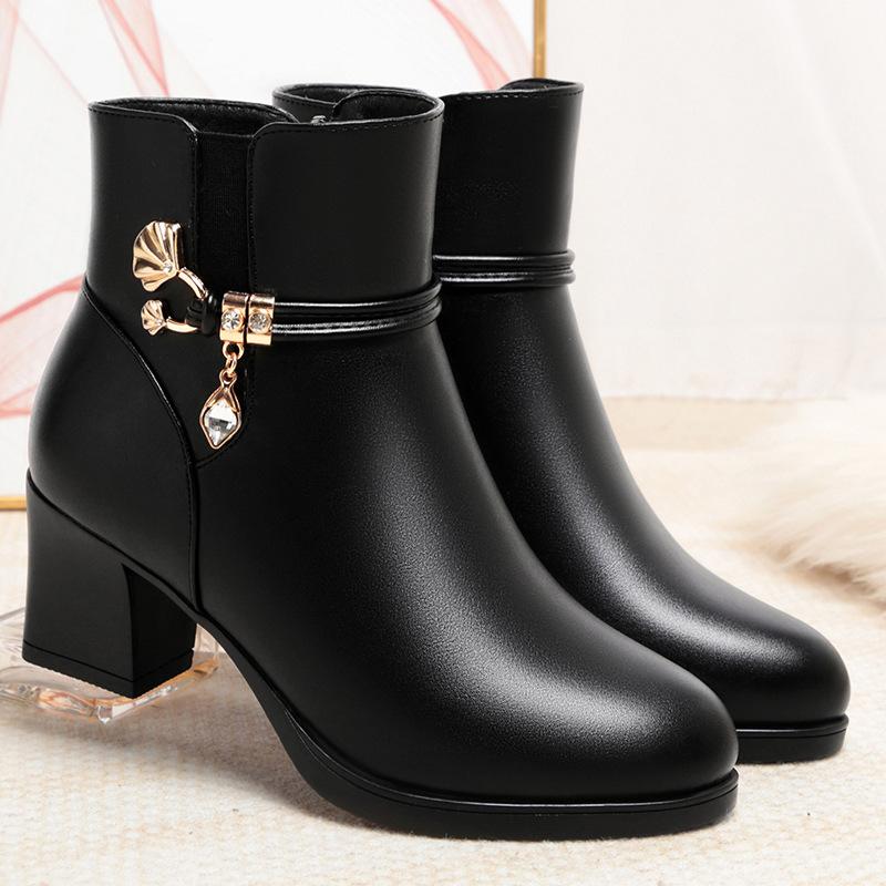 Mom Shoes Winter Short Boots, New    and Elderly Women's Shoes Fleece Warm Leather Shoes Medium Heel Thick Heel Soft Leather Cotton Shoes