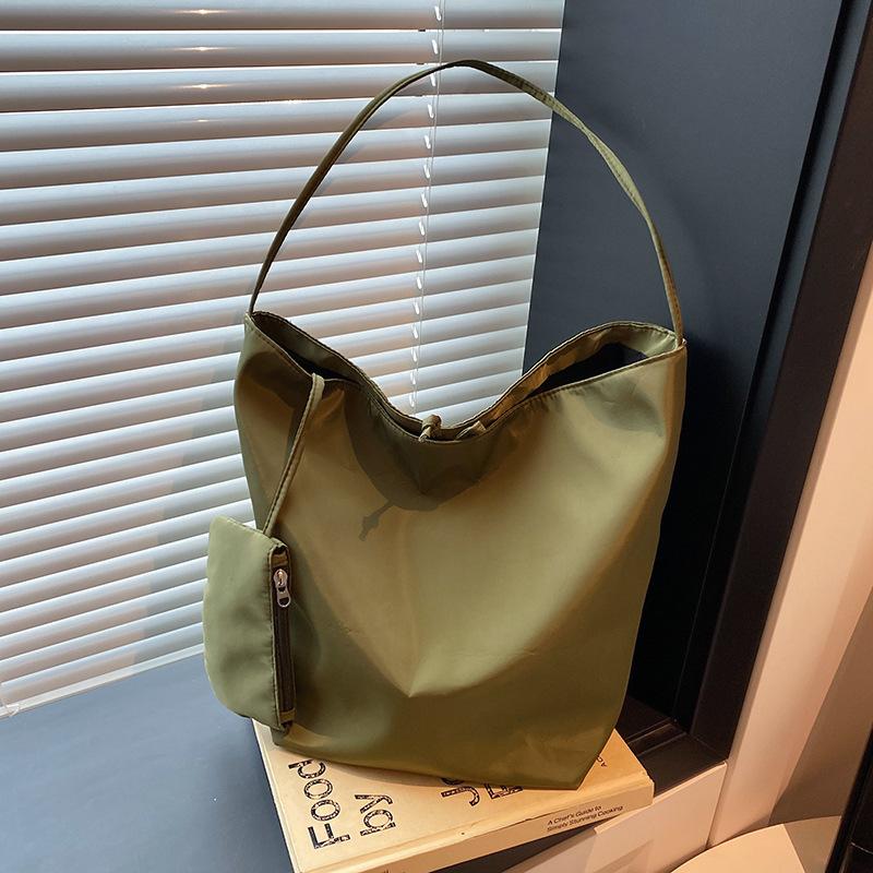 

2025 new lazy wind pleated shoulder strap bag women ins niche large-capacity casual versatile shoulder messenger bag зелёный