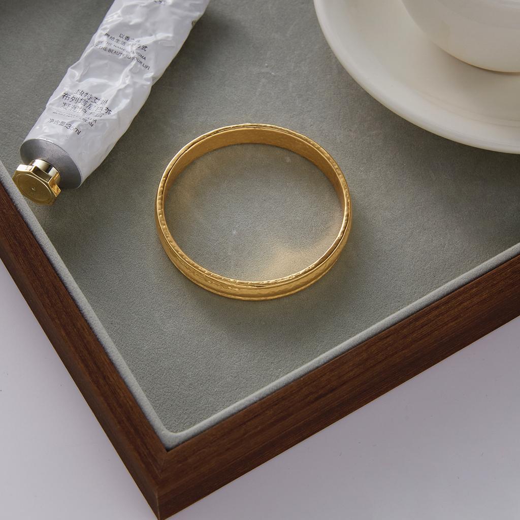 Youthway Klassisches breites Armreif für Damen Minimalistisches 18K Goldbeschichtetes Edelstahl-Armreif Einfacher Modeschmuck Weihnachtsgeschenk