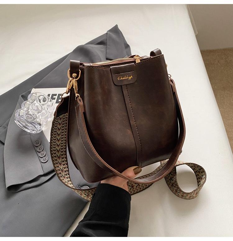 Big bag women 2025 new Korean versatile retro shoulder bag large capacity broadband messenger bag commuter bucket bag