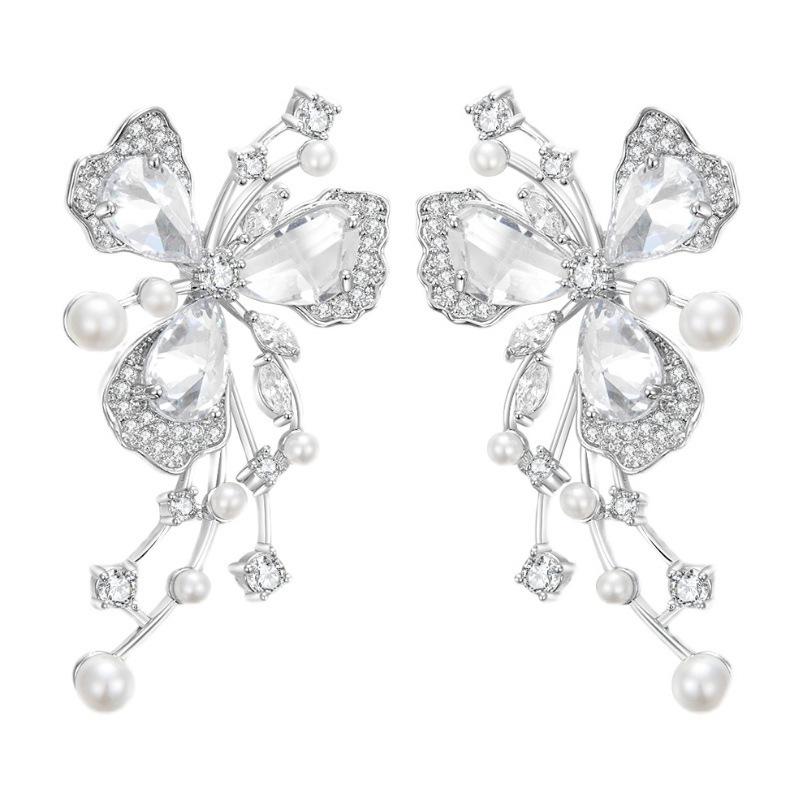 

Изысканные серьги-пусеты в виде цветка с бриллиантами и серьги-клипсы в виде бабочки с жемчугом