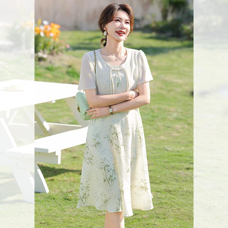 

Elegant Summer Dress for Mothers: New Chinese Style, Short-Sleeved, for Middle-Aged and Elderly Women 4XL (Recommended for 63-68 kg)